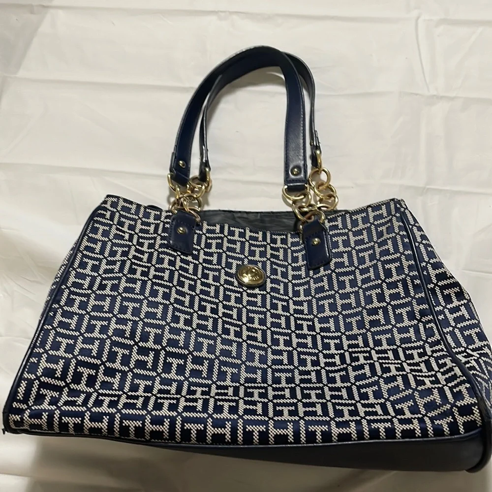 Tommy Hilfiger women’s handbag in like new condition. Mainly navy with white TH - Picture 1 of 10